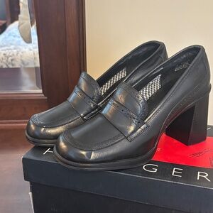 Tommy Hilfiger Women's Black Loafers